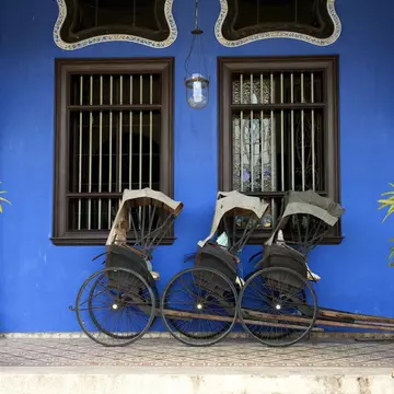 Vintage rickshaws outside Cheong Fatt Tze Mansion (Blue Mansion).