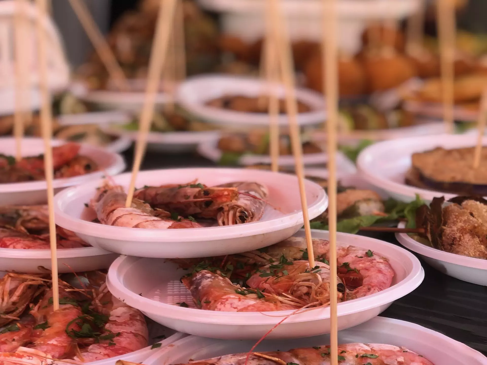 PALERMO, SICILY, ITALY. APRIL 2024. 
Street dining at Mercato del Capo.