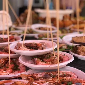PALERMO, SICILY, ITALY. APRIL 2024. 
Street dining at Mercato del Capo.