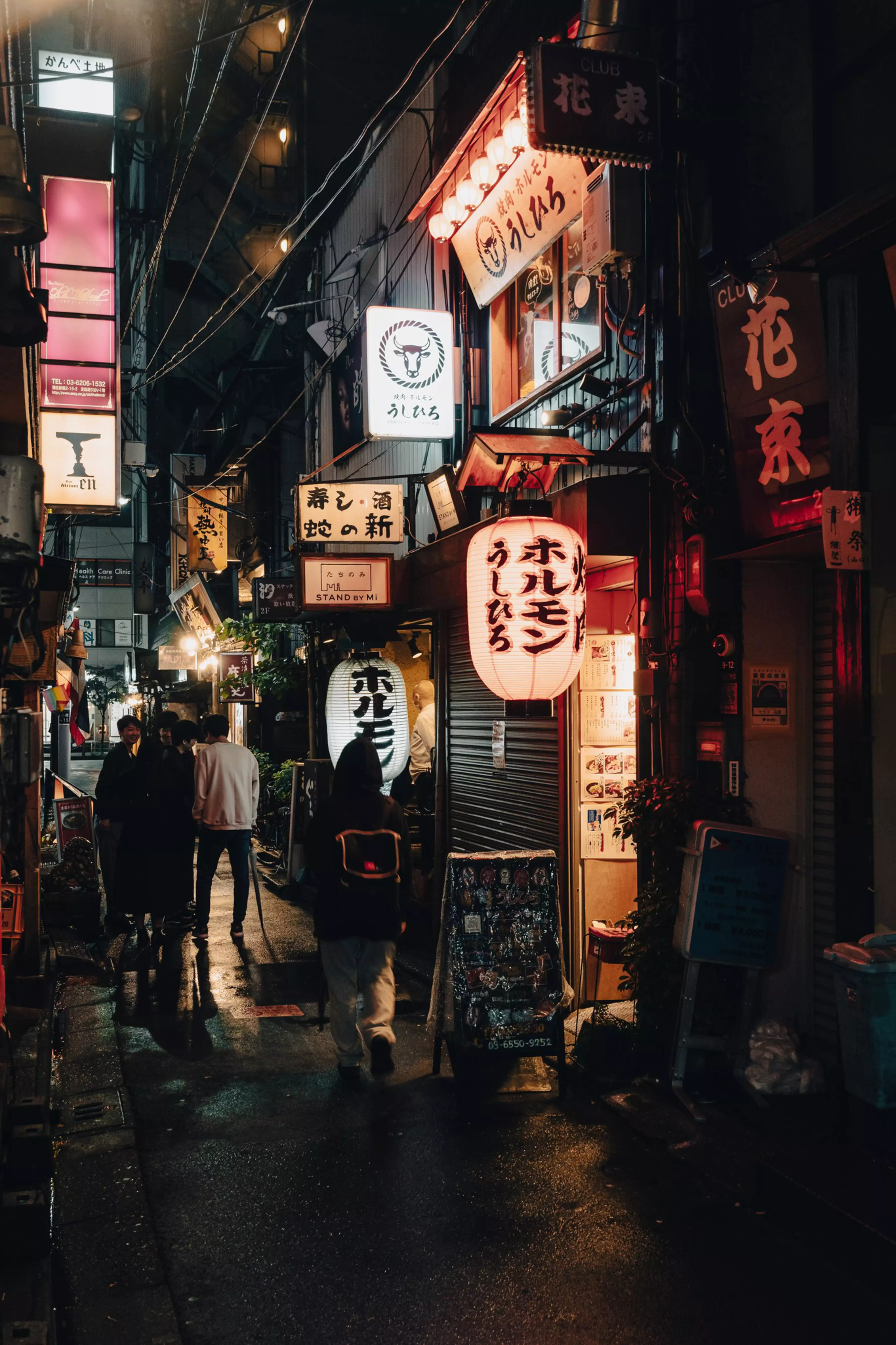 Exploring the back streets of Tokyo at night