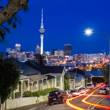 Take the InnerLink bus for good dining, drinking and shopping in Ponsonby © Jose Antonio Maciel / Getty Images