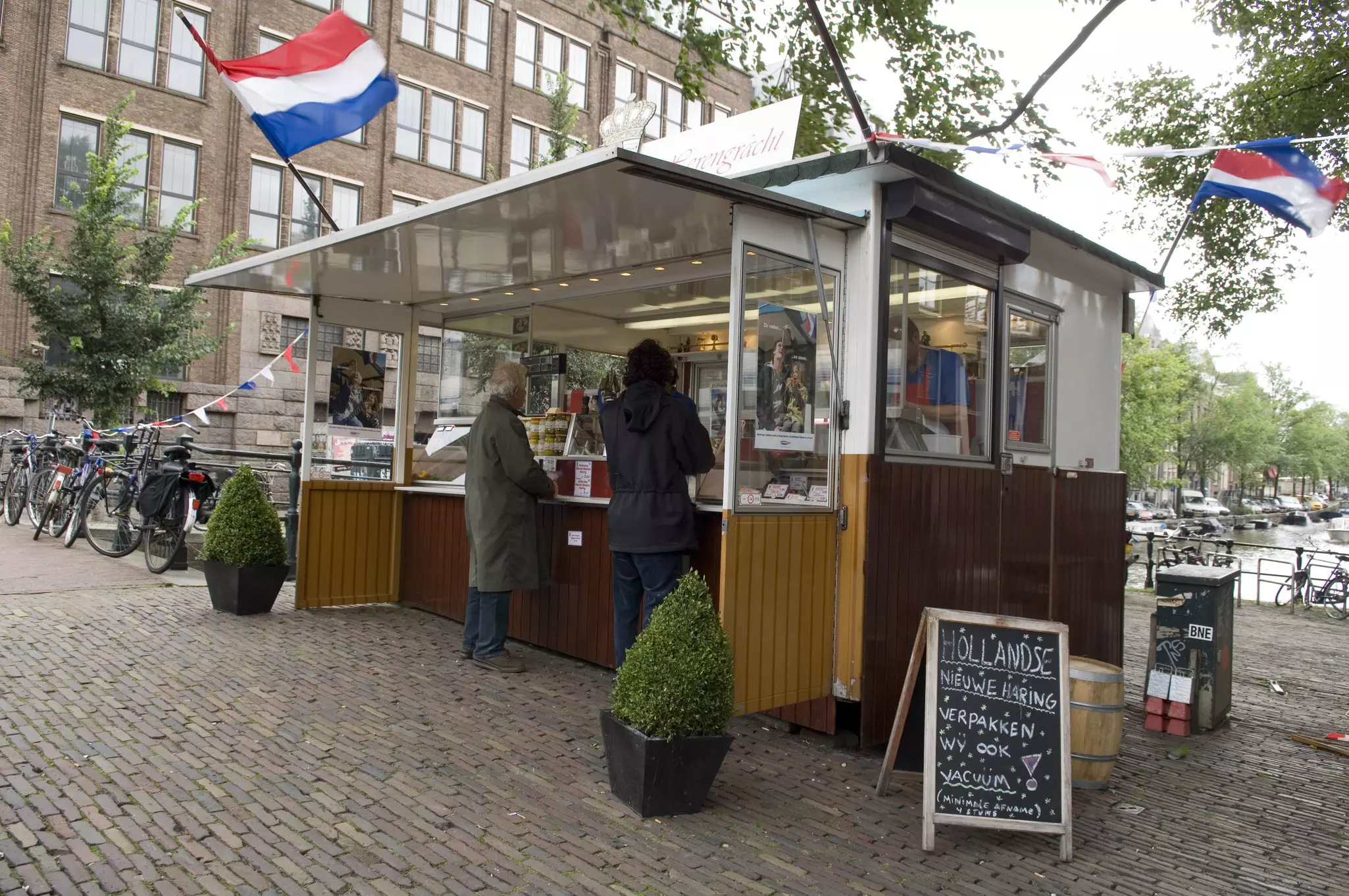 25712-327
Amsterdam, Europe, Netherlands, North Holland, adults only, architecture, bicycle, building, casual clothing, city life, commerce, customer, day, flag, flora, food, food & drink, full length, herengracht, male, man, men, non-motorised vehicle, only men, outdoors, people, plant, raw, raw herring, retail, seafood, shopping, side view, southern canal belt, store, symbol, traditional stand, transport, tree, two people, unrecognisable people, urban, urban living, urban scene, vehicle
Traditional stand selling raw herring on Herengracht in the Southern Canal belt.