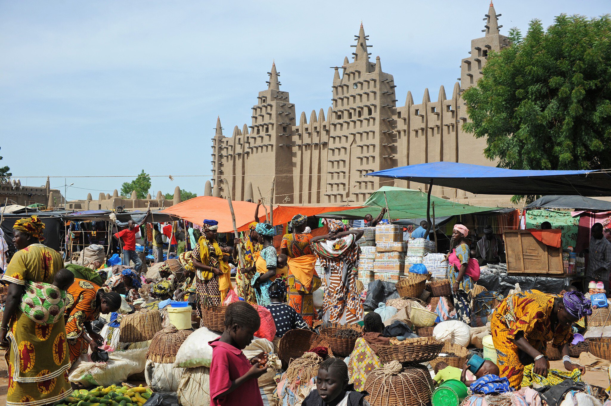 DJENNE, MALI, AFRICA - SEPTEMBER, 5, 2011 Djenne market crowd.