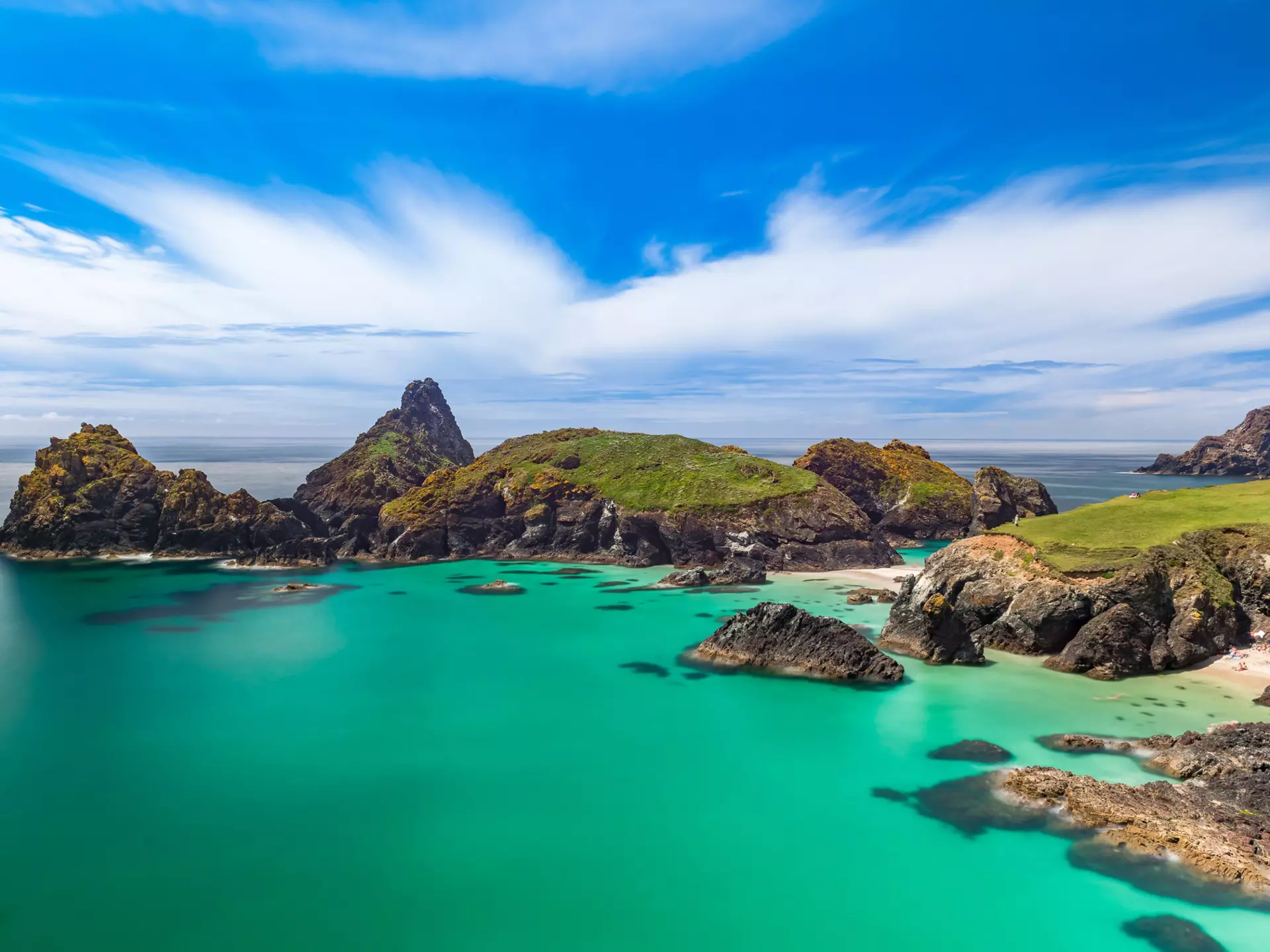 Blue seas and blond sands on the beach in Cornwall. Lukasz Suchocki/Shutterstock