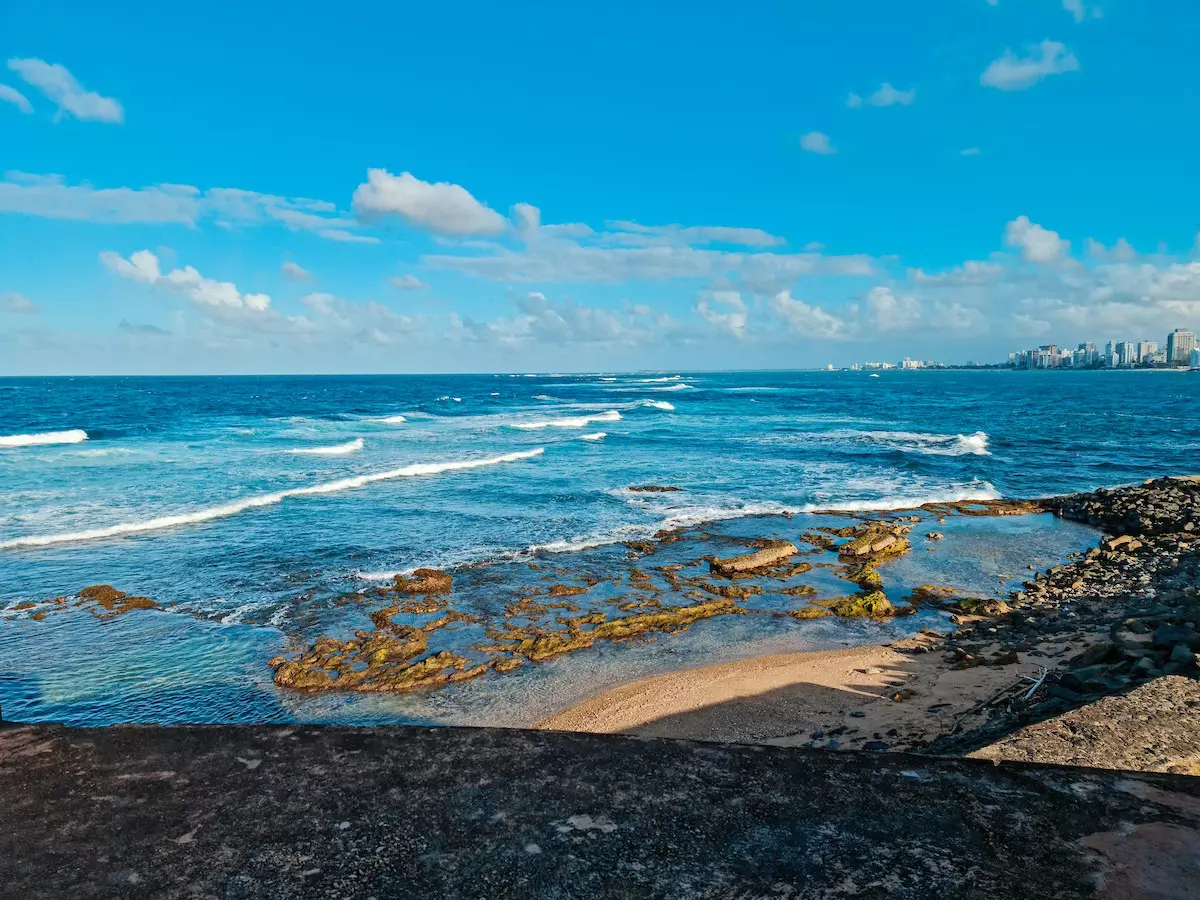 You can’t beat the views from Balneario El Escambrón, with San Juan and the historical El Morro Fort visible in the distance © Courtesy of Discover Puerto Rico