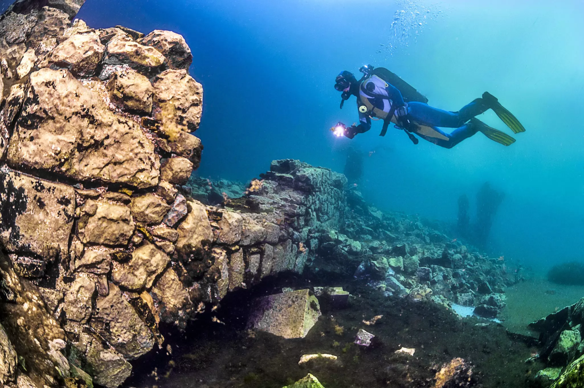 A picture of the underwater houses at the Capodacqua lake