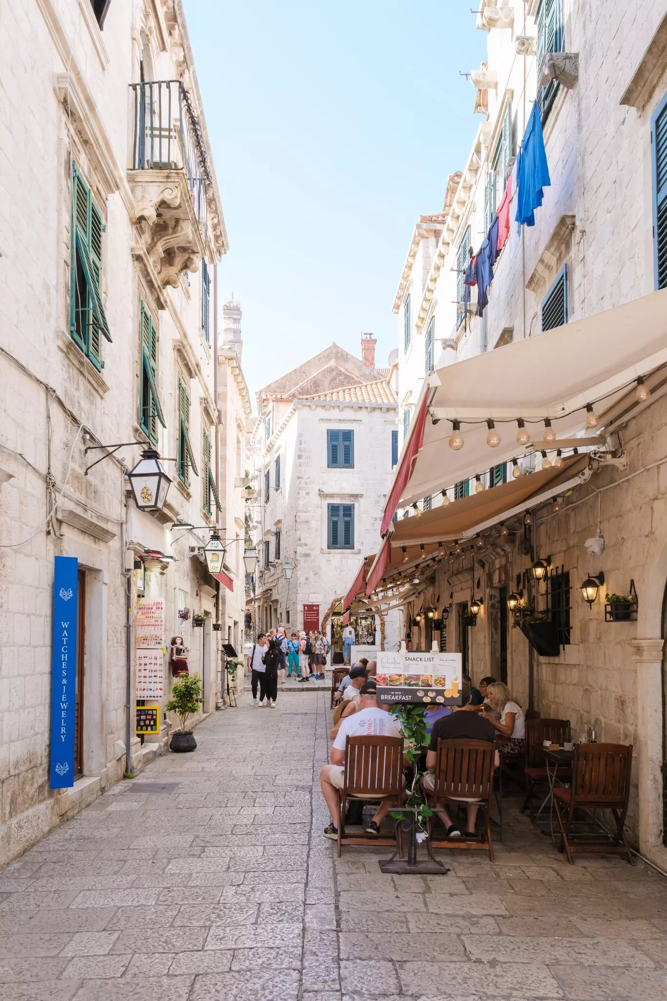 Outdoor dining in Dubrovnik in September. fokke baarssen/Shutterstock
