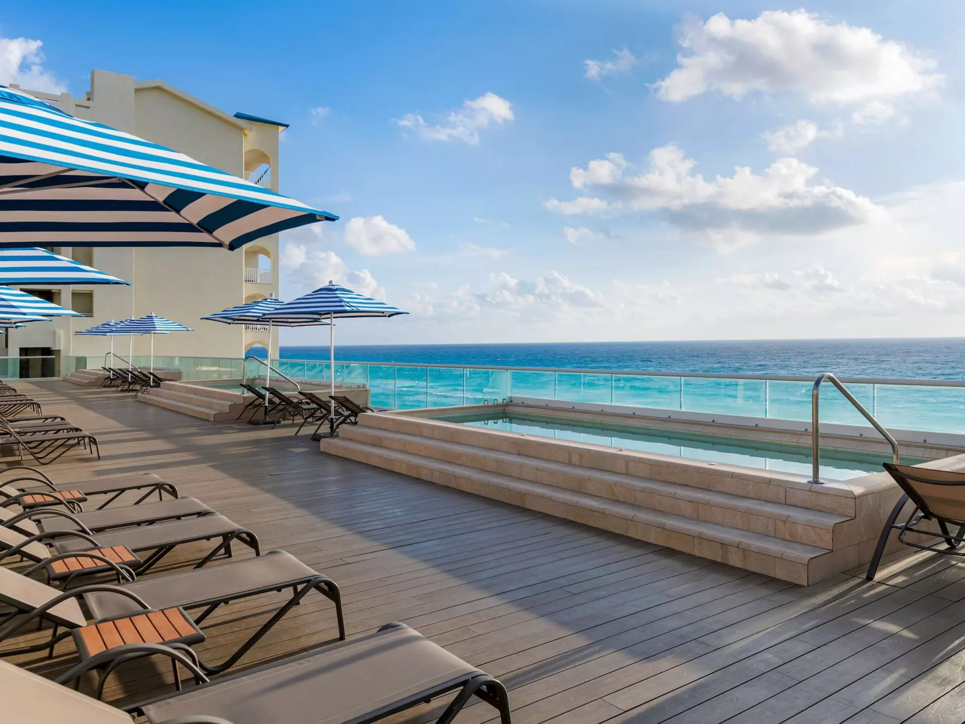 The pool deck at the Hilton. Courtesy of Hilton Cancún Mar Caribe