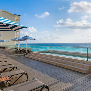 The pool deck at the Hilton. Courtesy of Hilton Cancún Mar Caribe