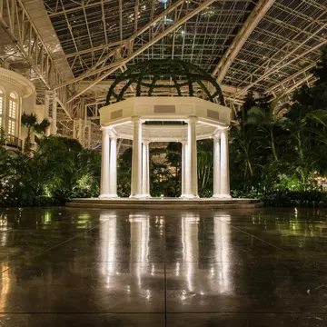The Gaylord Opryland Hotel & Convention Center has an atrium with this gazebo fountain