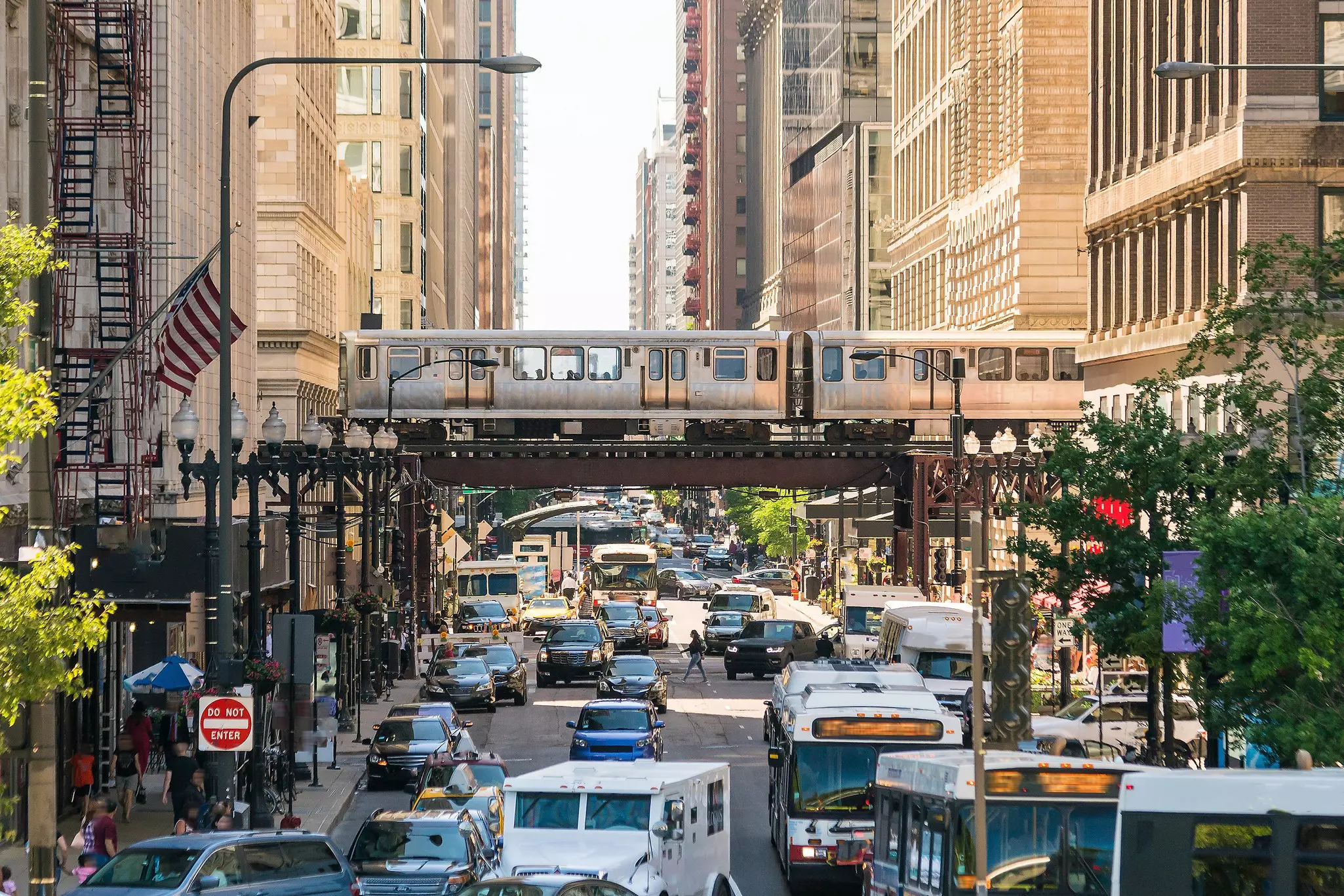 Traffic in downtown Chicago with people, train, car and bus, License Type: media, Download Time: 2025-05-13T20:35:47.000Z, User: katelyn.perry_lonelyplanet, Editorial: false, purchase_order: 65050 - Digital Destinations and Articles, job: wip, client: wip, other: Katelyn Perry