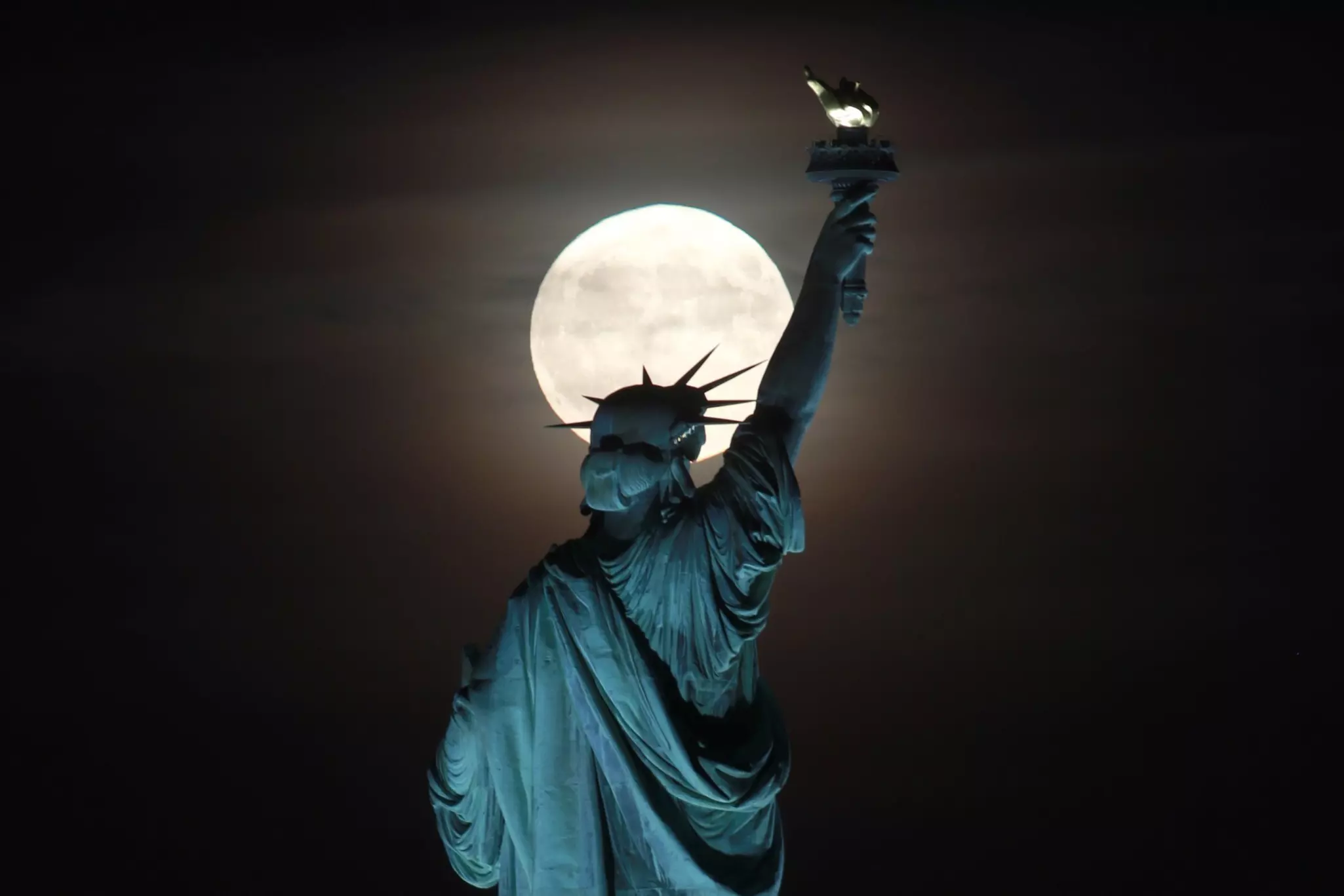 Full moons take place every 29.5 days © Gary Hershorn/Getty Images