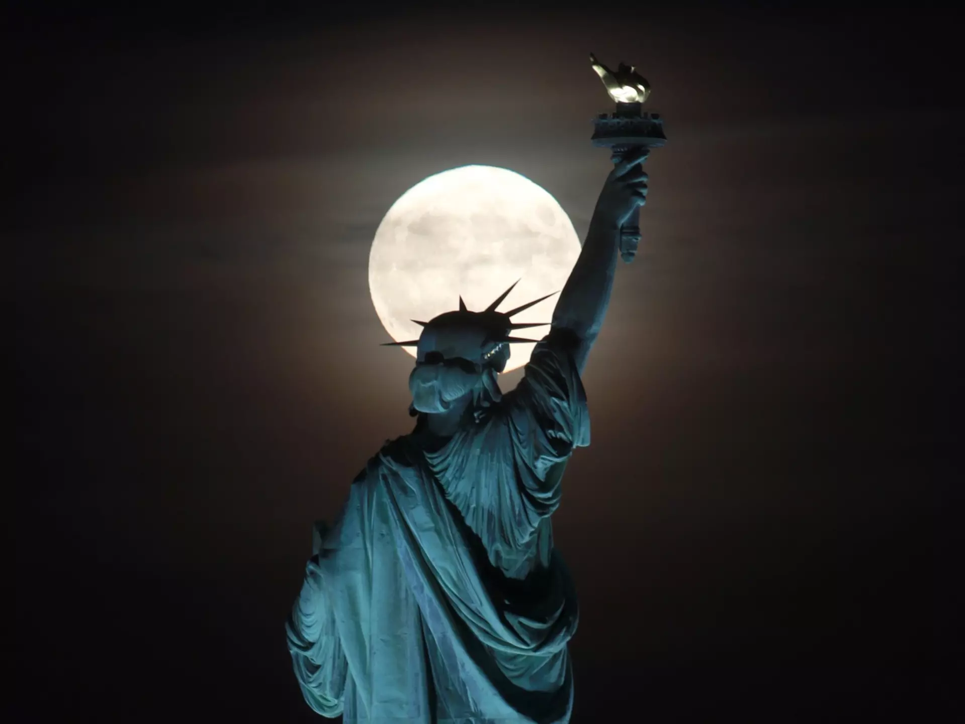 Full moons take place every 29.5 days © Gary Hershorn/Getty Images