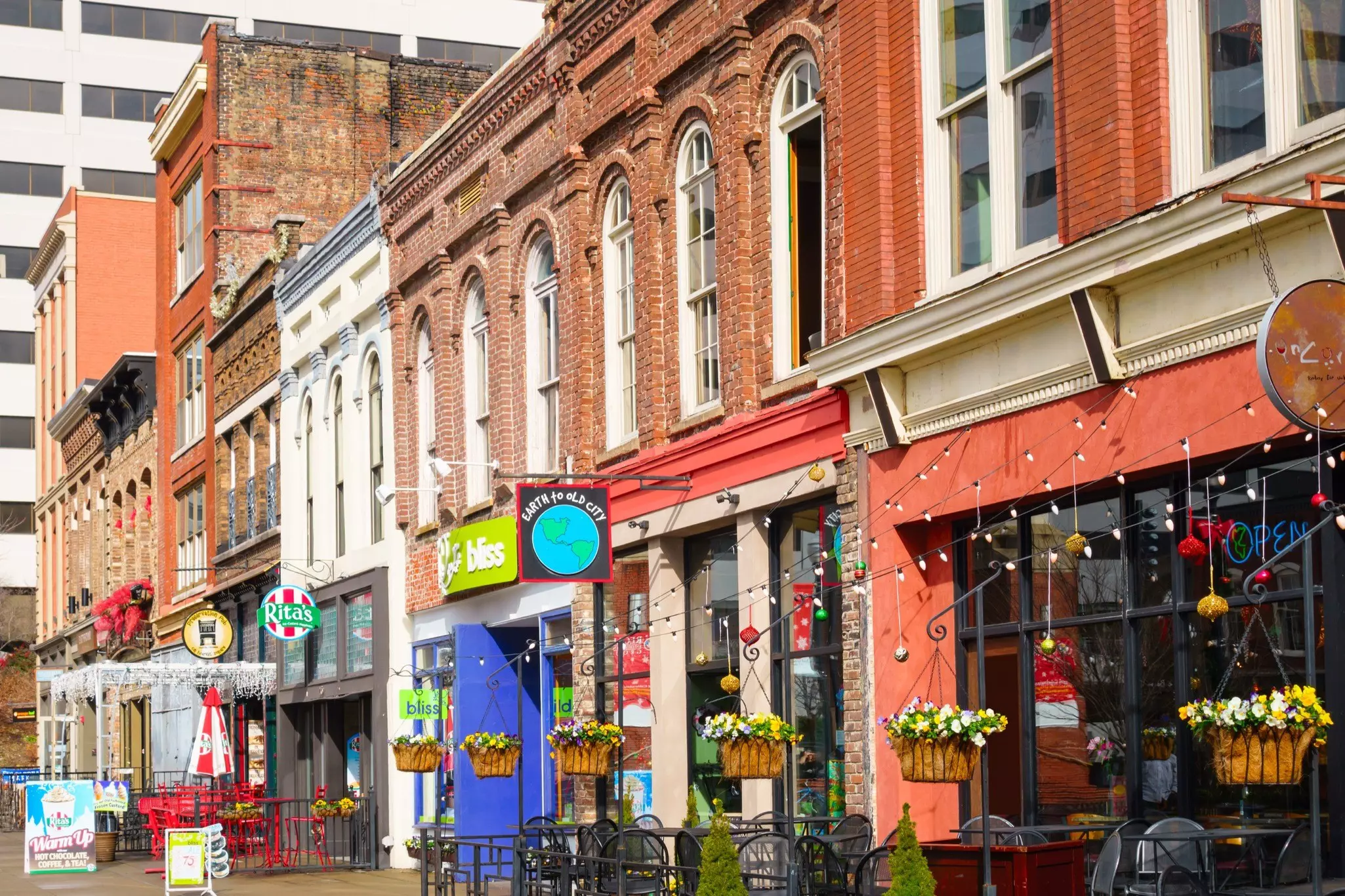 Colorful restaurants, bars and businesses border Market Square in downtown Knoxville, Tennessee © benedek / Getty Images