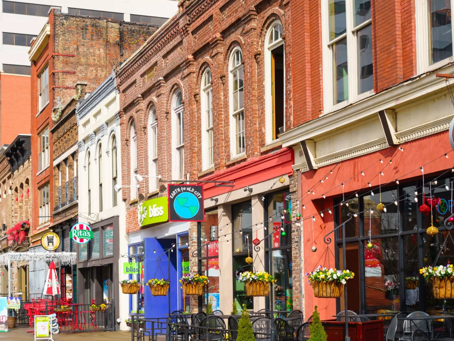 Colorful restaurants, bars and businesses border Market Square in downtown Knoxville, Tennessee © benedek / Getty Images