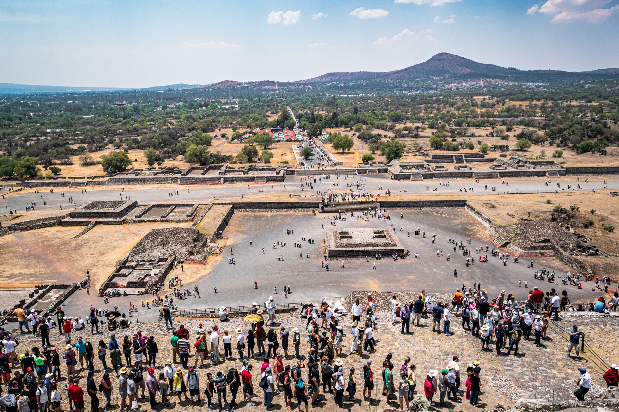 Sun pyramid of Teotihuacan with tourists near Mexico City. © SL_Photography/Getty Images/iStock