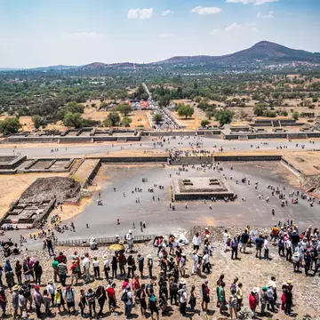 Sun pyramid of Teotihuacan with tourists near Mexico City. © SL_Photography/Getty Images/iStock