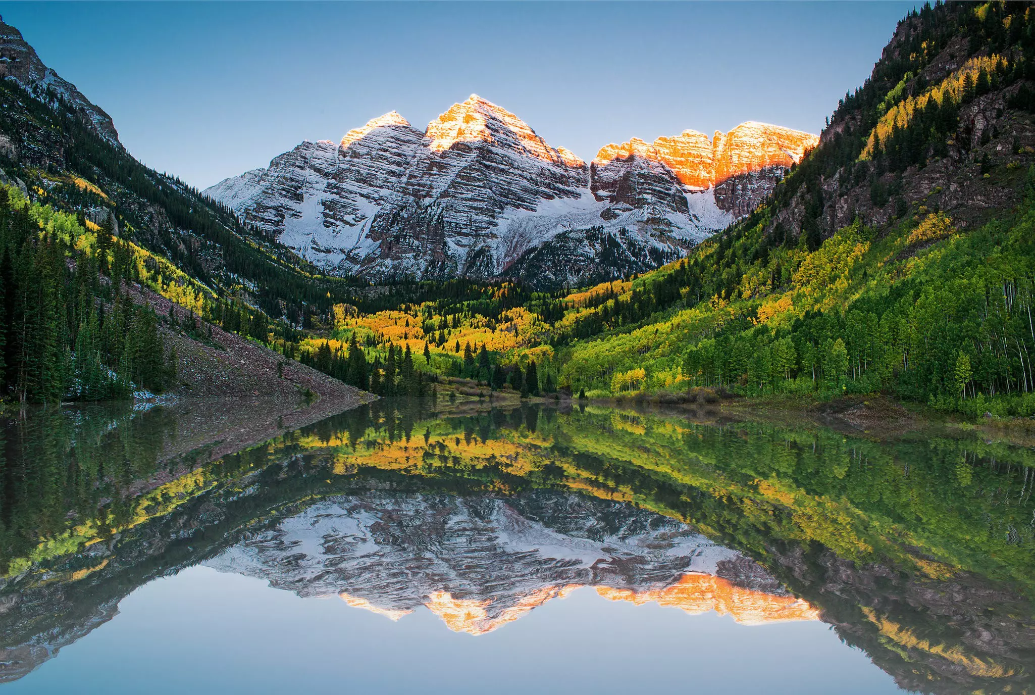 Sunrise and reflections at Maroon Bells lake.
188332622
hill, mirror, aspen, forest, foliage, park, national, reflection, autumn, fall, winter, travel, sunrise, mountain, rocky, yellow, colorado, sky, beautiful, background, peak, snow, water, bell, nature, lake, morning, maroon, landscape