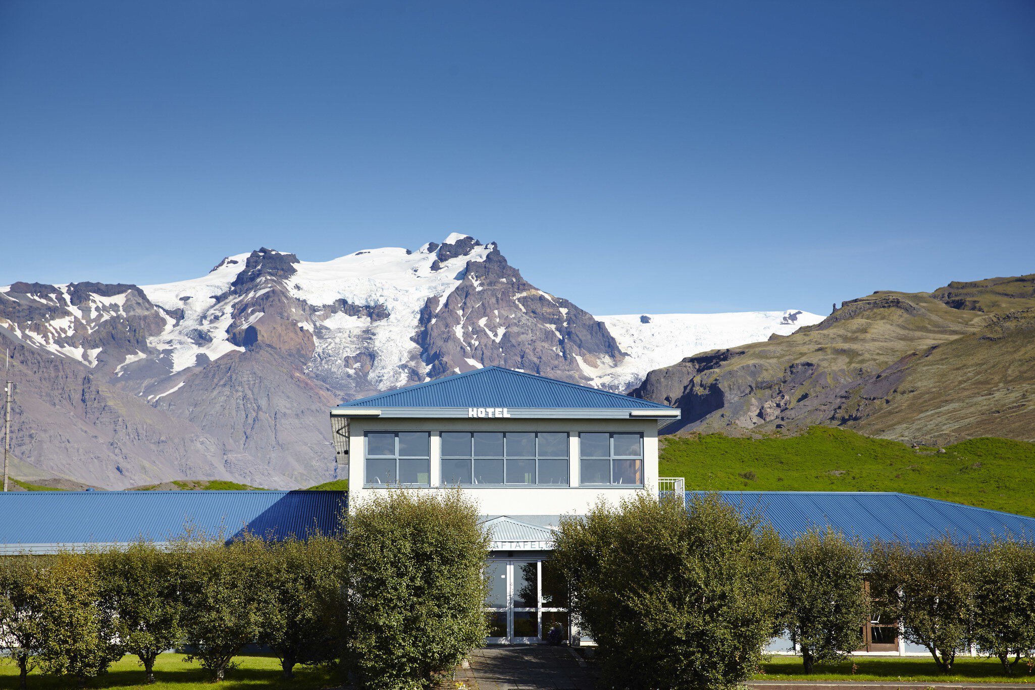 Hótel Skaftafell overlooking a prime section of the mountainous Vatnajökull National Park.