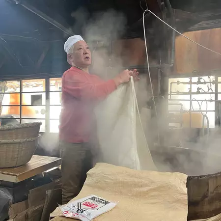 Making koji at Kojiya Saburoemon. 