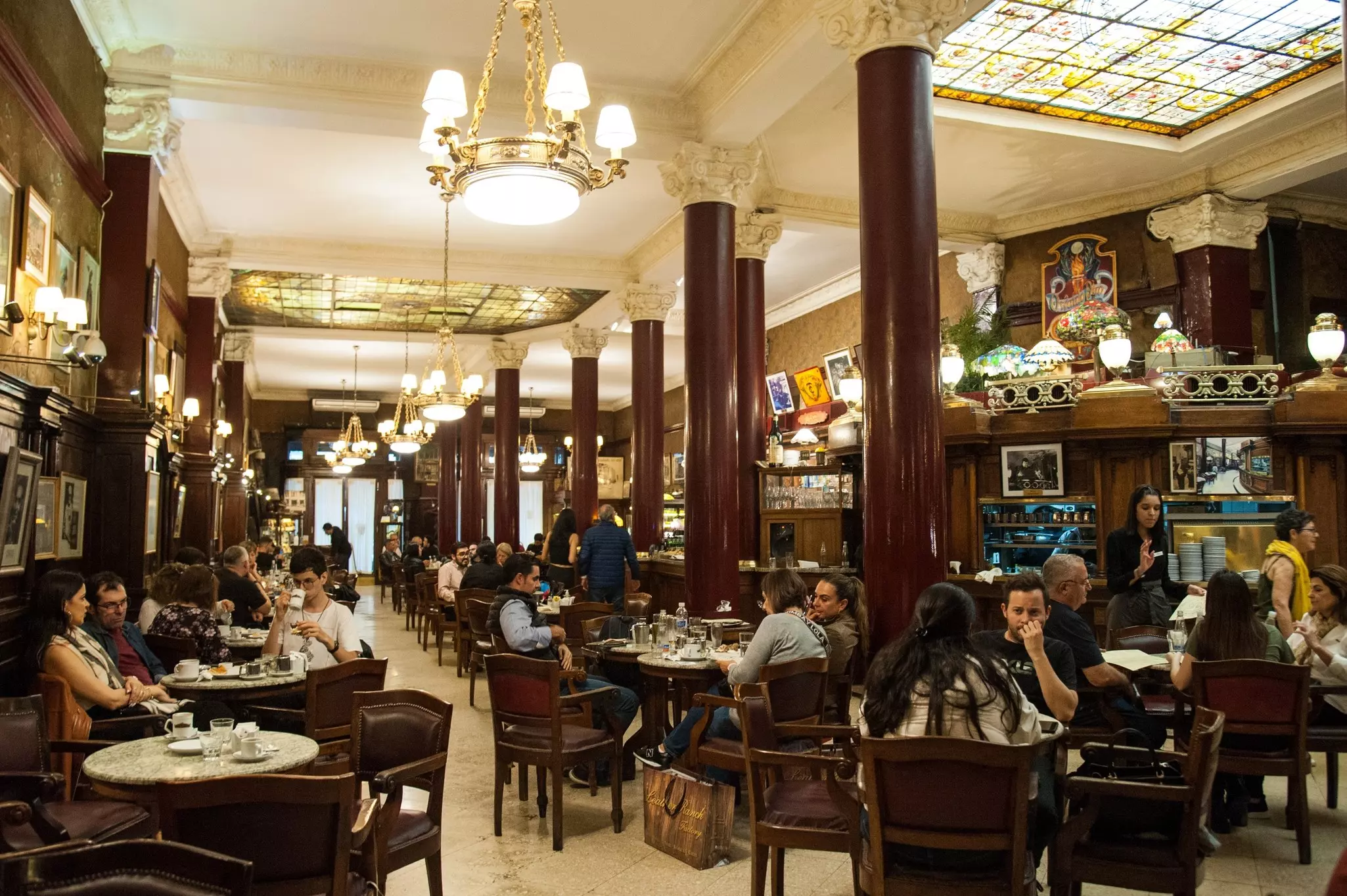 The “bares notables” of Buenos Aires conjure the elegance of another era © Sandra Moraes / Shutterstock