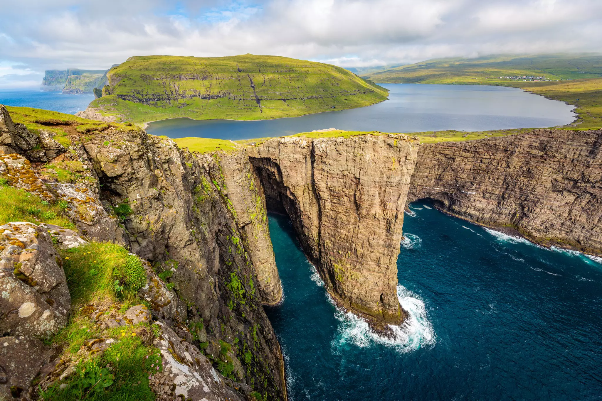 Walk around Lake Leitisvatn to Trelanípan, aka the "Slave Cliff" © Francesco Riccardo Iacomino / Getty Images