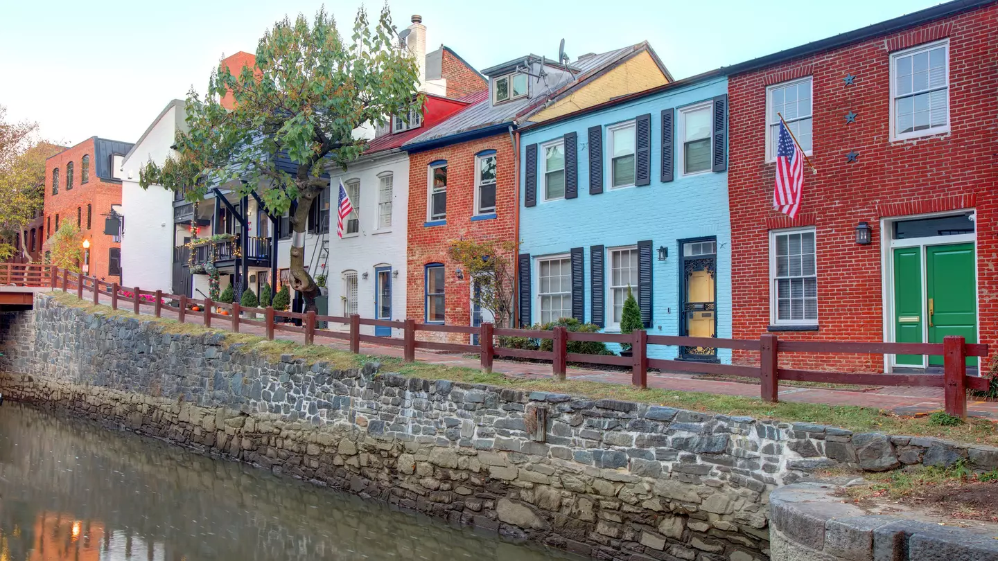 Follow this writer's favorite walking route through Georgetown, Washington, DC © DenisTangneyJr / Getty Images