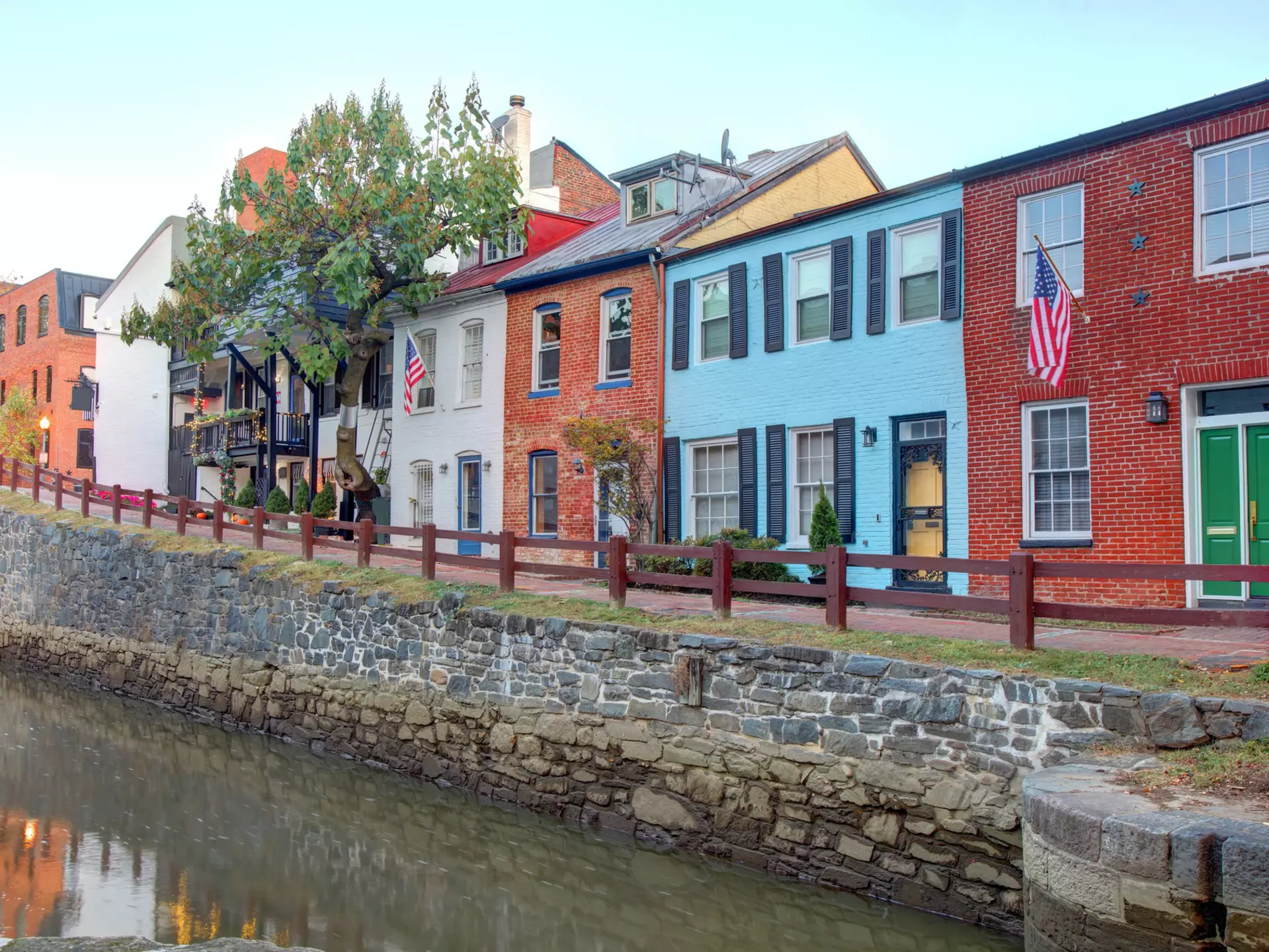 Follow this writer's favorite walking route through Georgetown, Washington, DC © DenisTangneyJr / Getty Images