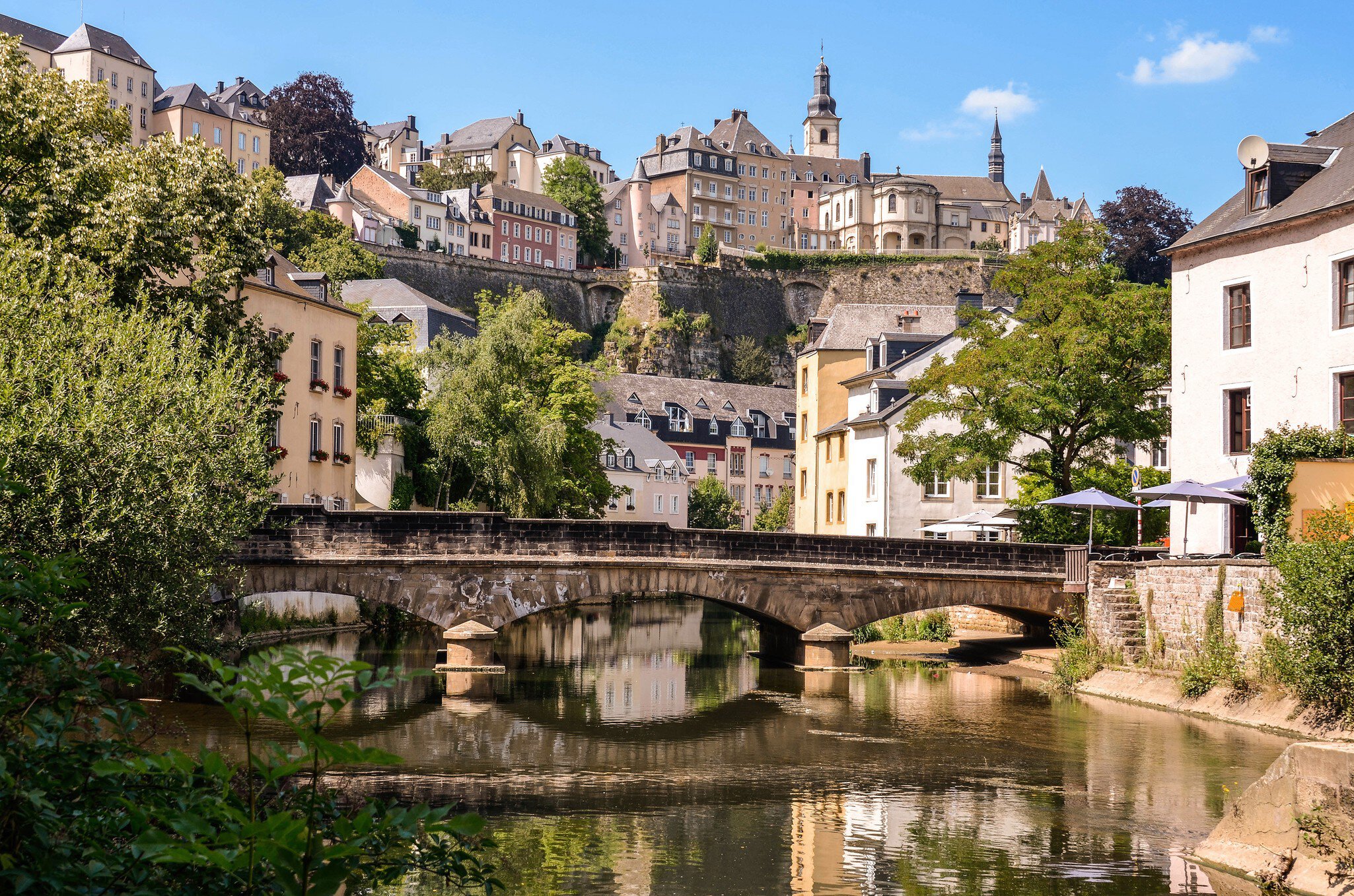 Luxembourg City, historic destrict Grund, bridge over Alzette river
183909539
Capital Cities, Travel, Tourism, Scenics, History, Journey, Tranquil Scene, Green, Blue, Old, Architecture, Urban Scene, Outdoors, Luxembourg, Europe, Tree, Reflection, Sky, River, Water, Dome, Roof, Wall, House, Castle, Bridge, Fort, Tower, Built Structure, Cityscape, City, Alzette, grund