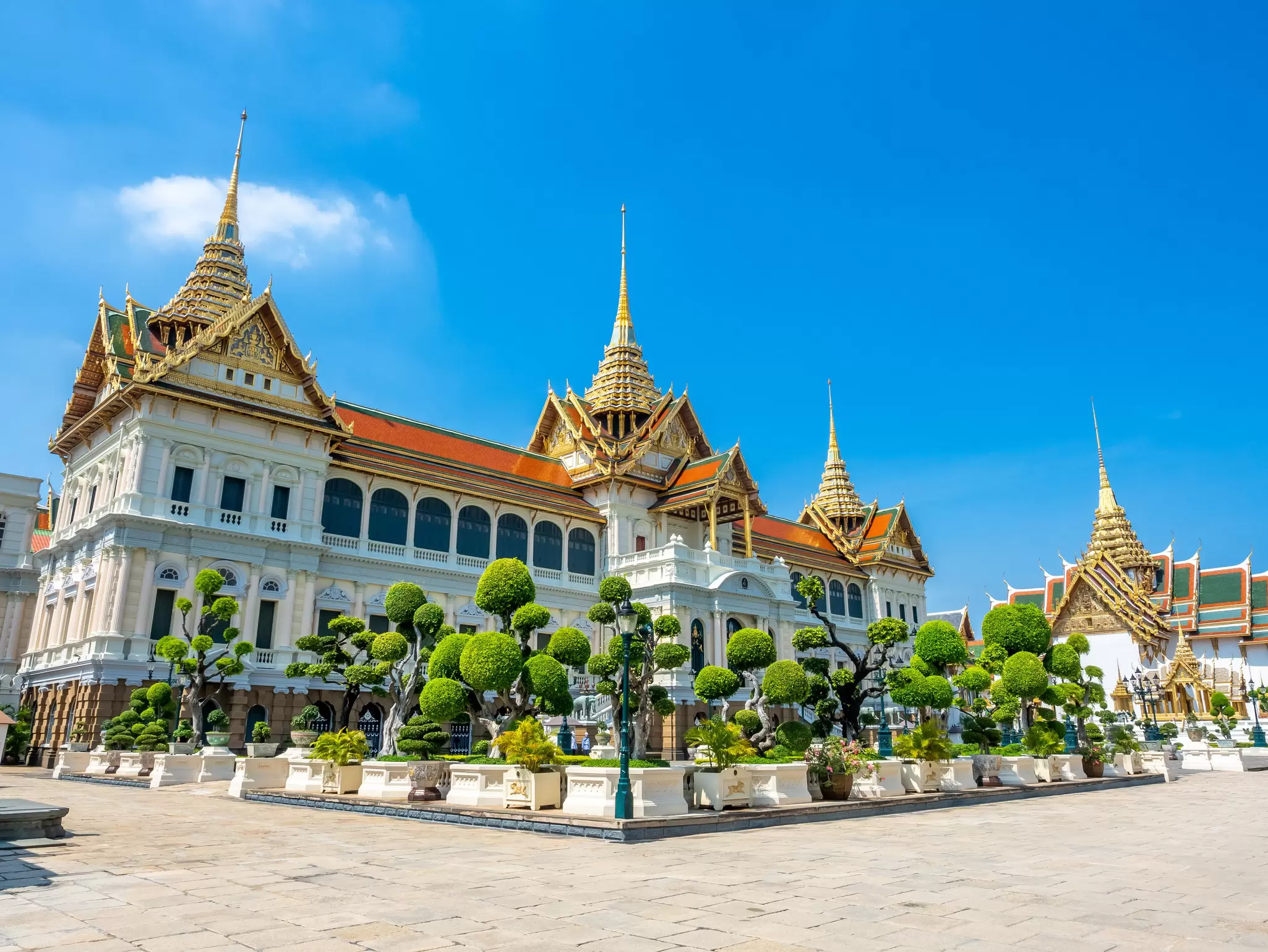 The Chakri Mahaprasat (Grand Palace Hall) at Grand Palace of Thailand in Bangkok with its European architecture at the bottom and a mon·dòp (a layered, heavily ornamented spire) atop each wing.