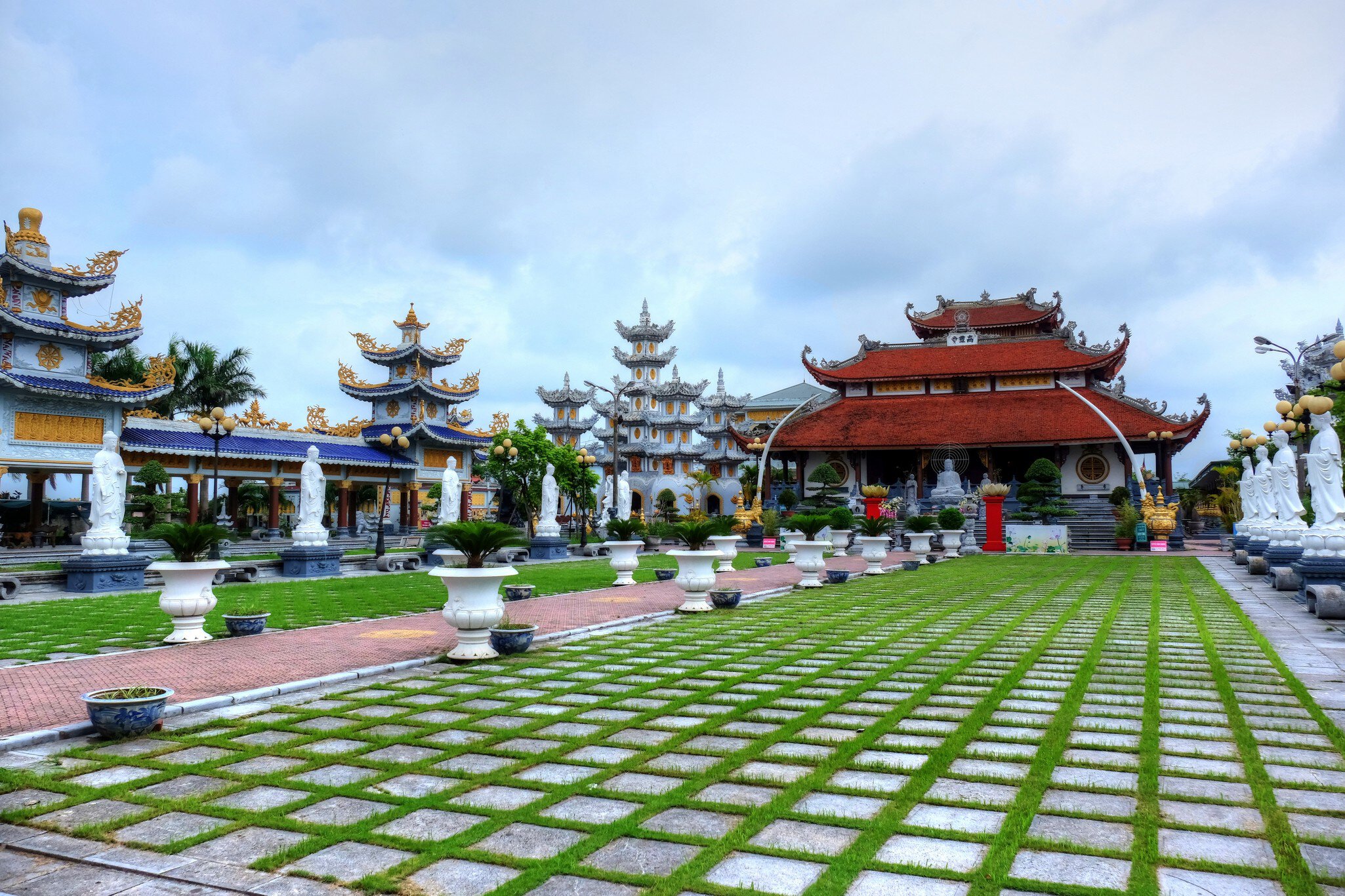 The entrance to the big Cao Linh pagoda located at Bac Ha, in the West of Hai Phong city, North Vietnam with many buddhas