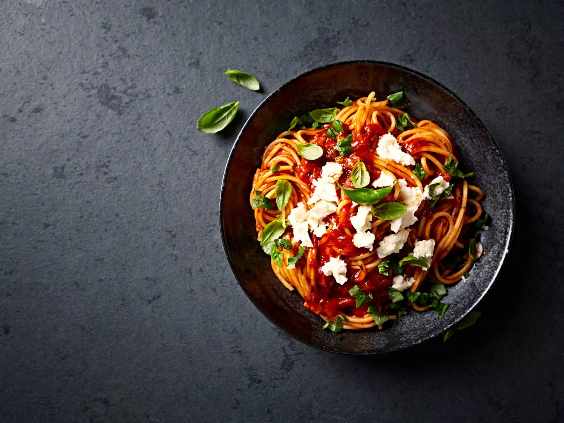 Spaghetti with fresh Tomato Sauce, Mozzarella and Basil ( seen from above)
925256408