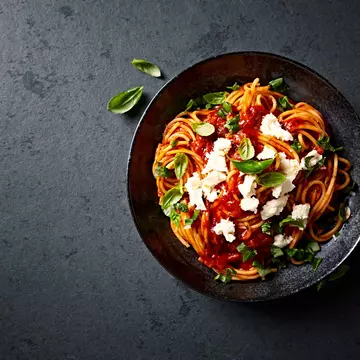 Spaghetti with fresh Tomato Sauce, Mozzarella and Basil ( seen from above)
925256408