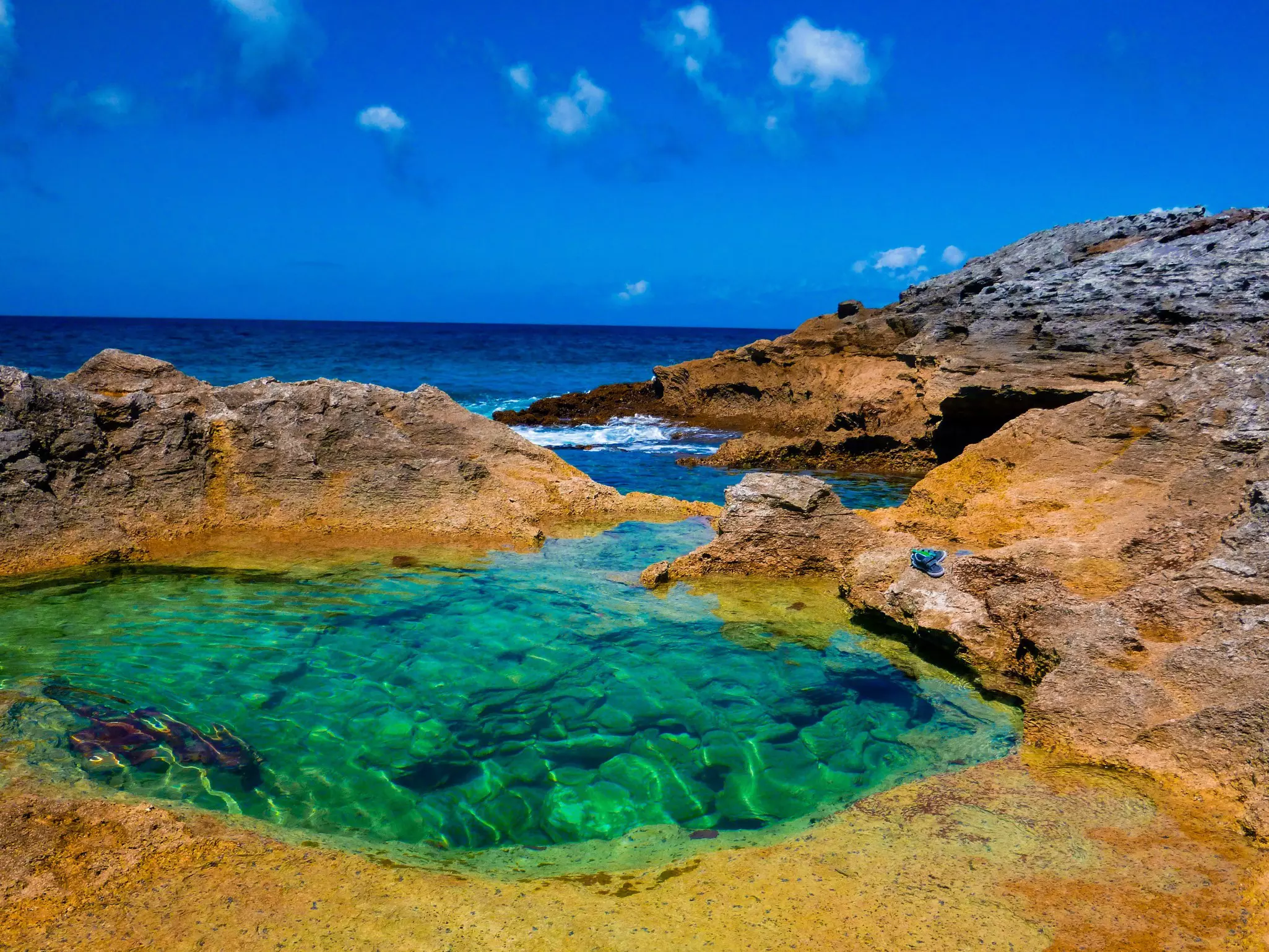 Relax in Eleuthera's tranquil Queen's Baths, shallow pools right on the edge of the Atlantic Ocean © Jennifer Dowell / Shutterstock