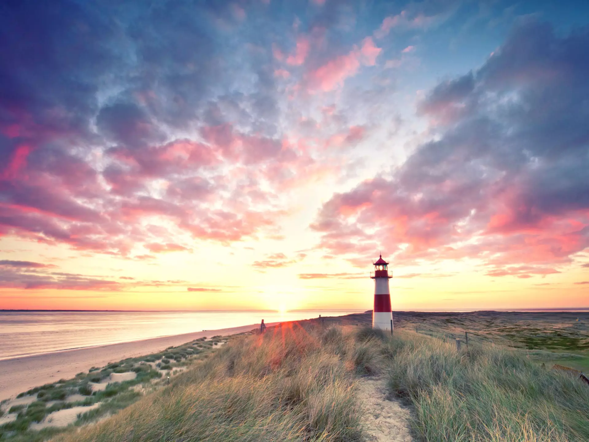 Sunrise at lighthouse List East on Sylt. Jenny Sturm / Shutterstock