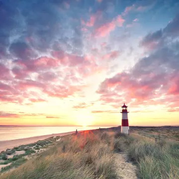 Sunrise at lighthouse List East on Sylt. Jenny Sturm / Shutterstock