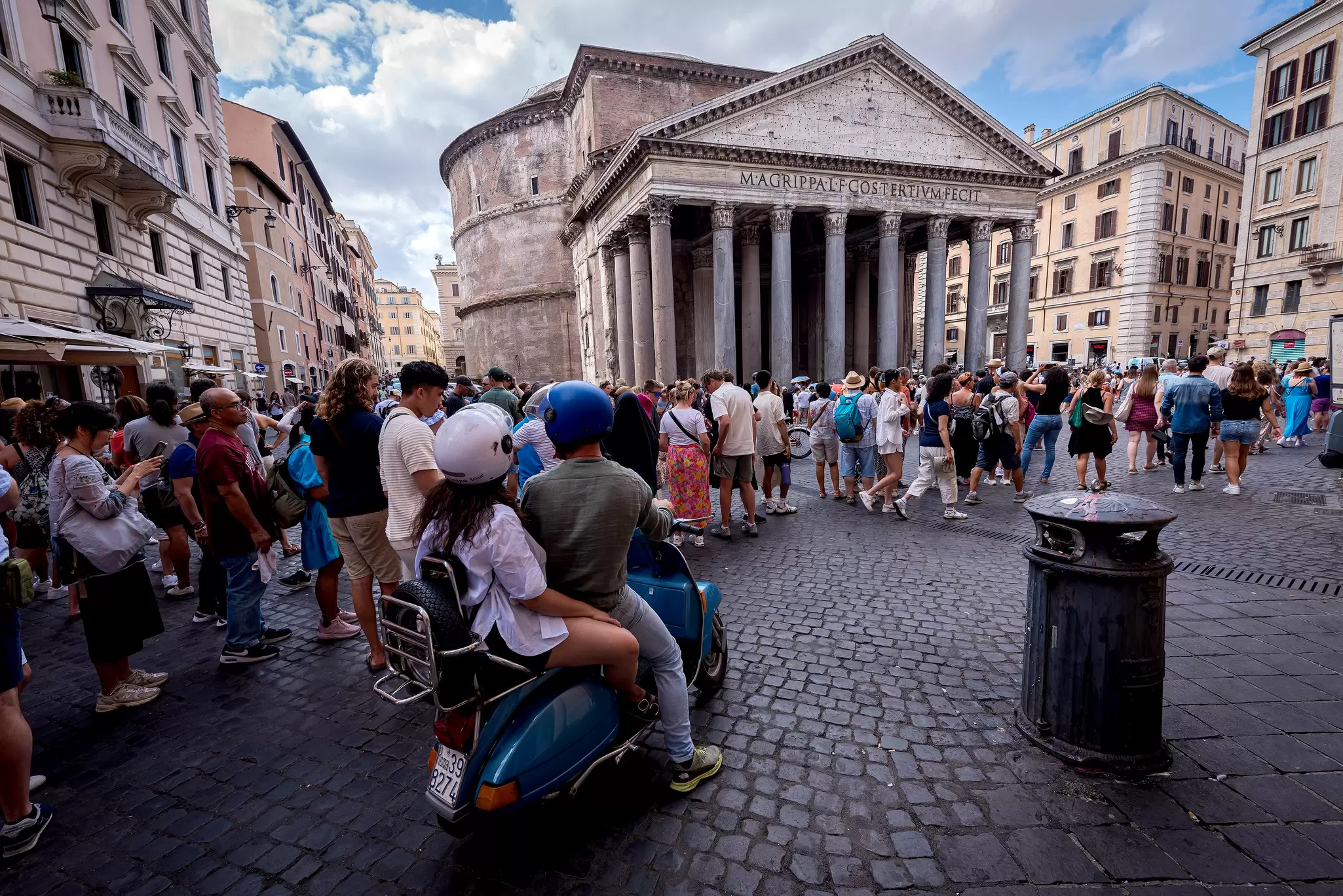 Tourists lined up to enter Pantheon - Basilica of Santa Maria ad Martyres on the first day of general admission on July 3 © Stefano Montesi / Corbis / Getty Images