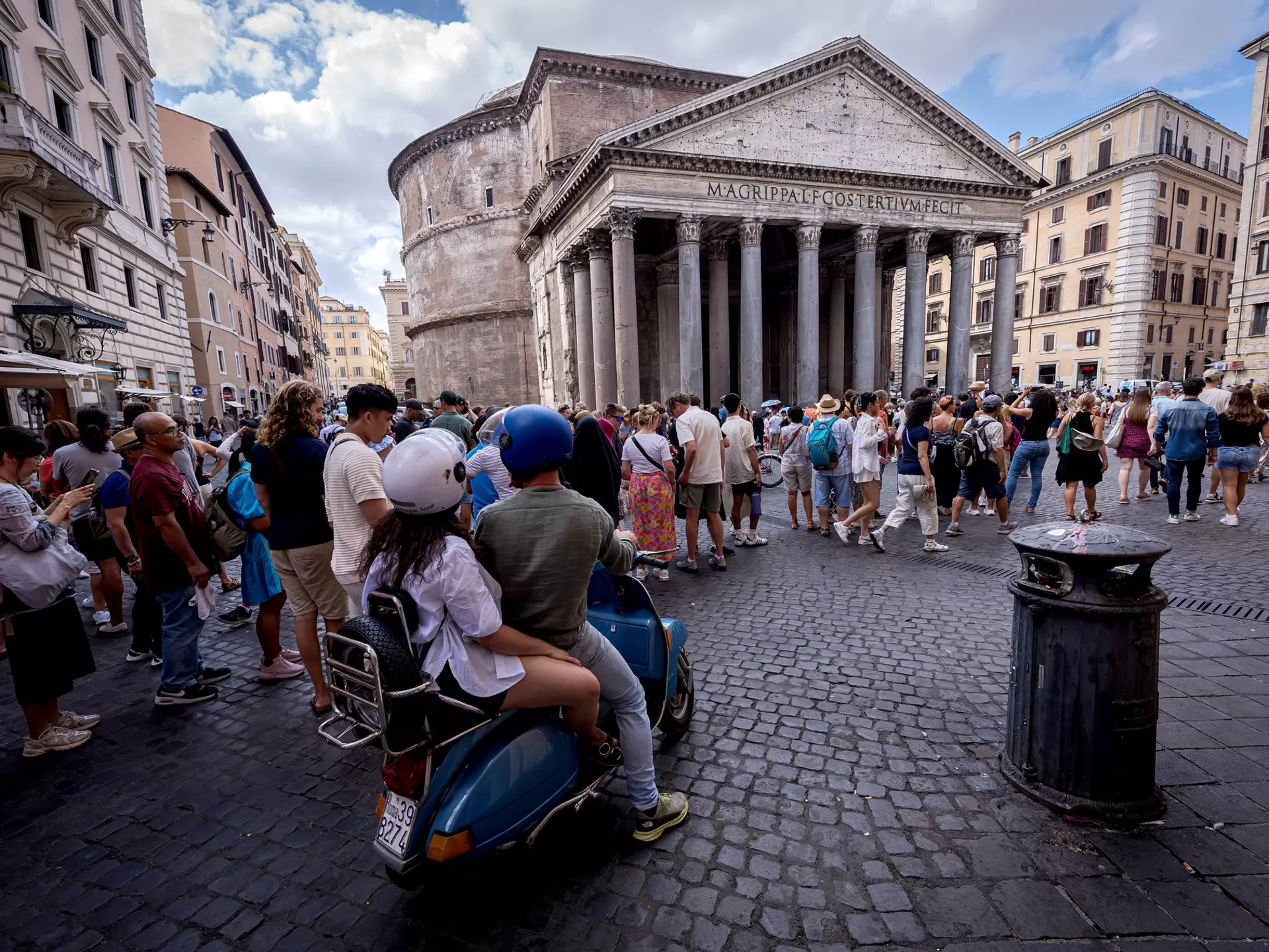 Tourists lined up to enter Pantheon - Basilica of Santa Maria ad Martyres on the first day of general admission on July 3 © Stefano Montesi / Corbis / Getty Images