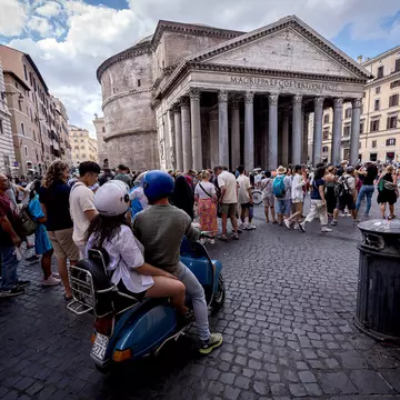 Tourists lined up to enter Pantheon - Basilica of Santa Maria ad Martyres on the first day of general admission on July 3 © Stefano Montesi / Corbis / Getty Images