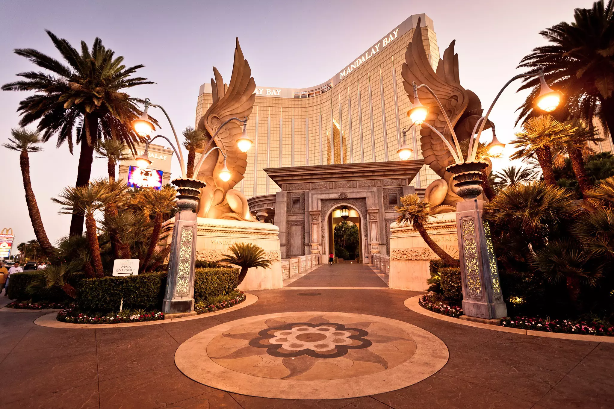 Start this walk of the iconic Strip at Mandalay Bay © Andrey Bayda / Shutterstock