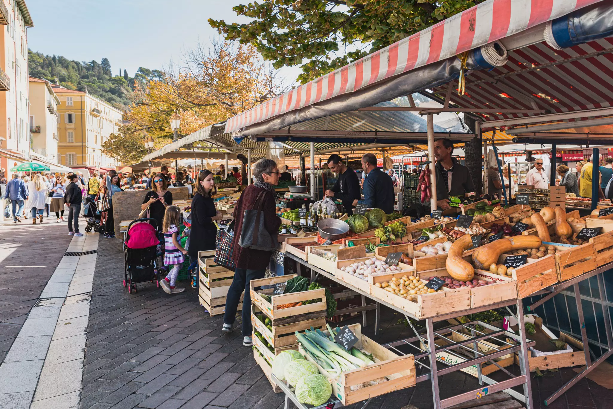 Purchase picnic items in Nice before your day trip to Tende by train © Roberto Rizzi / Getty Images
