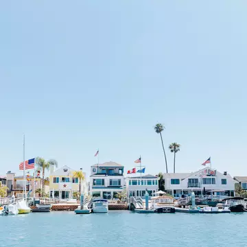 Nothing scratches that vacation itch like being on a boat in California © Visit Newport Beach