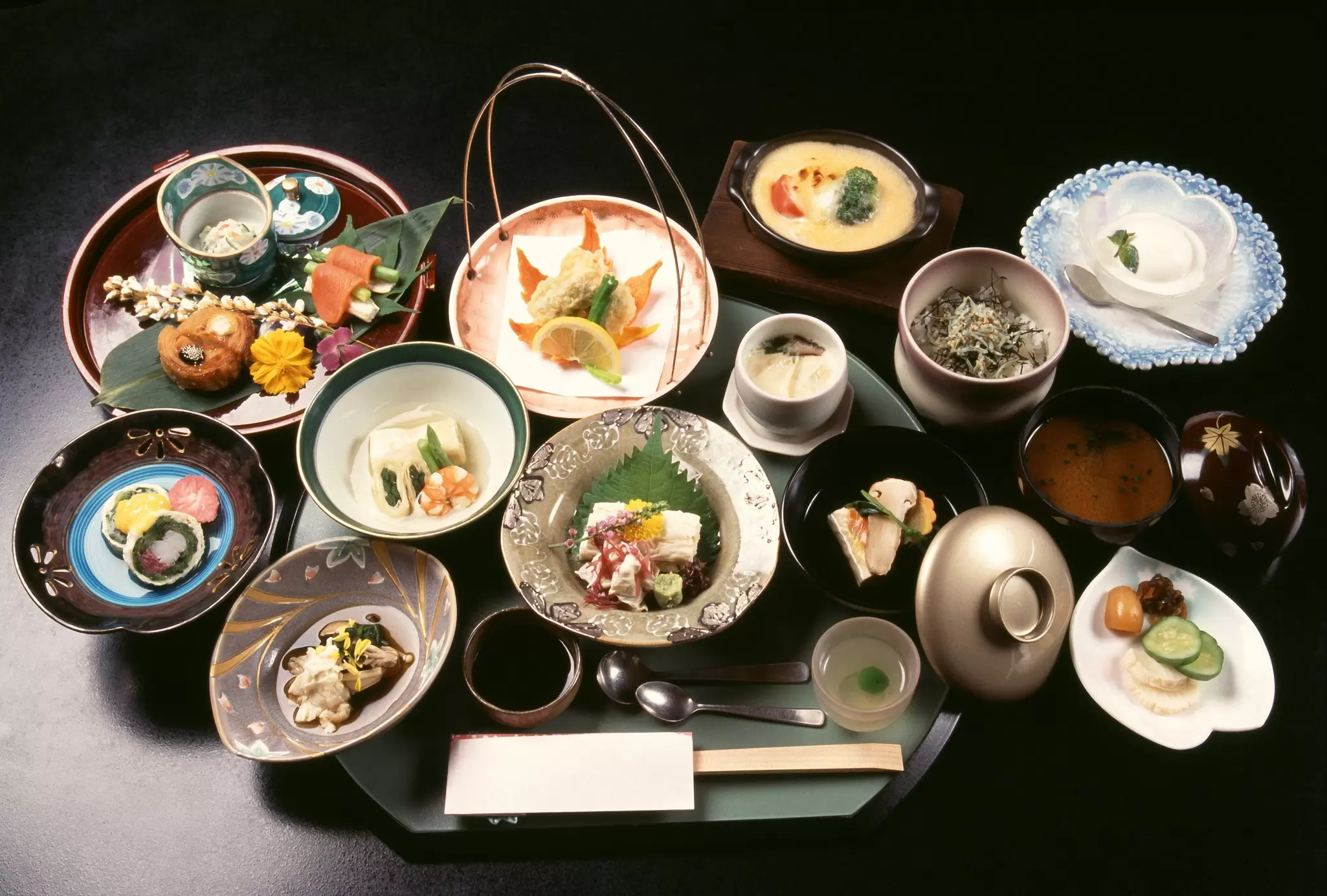 Kaiseki ryōri is a haute cuisine, multi-course dining experience. KPG_Payless / Shutterstock
