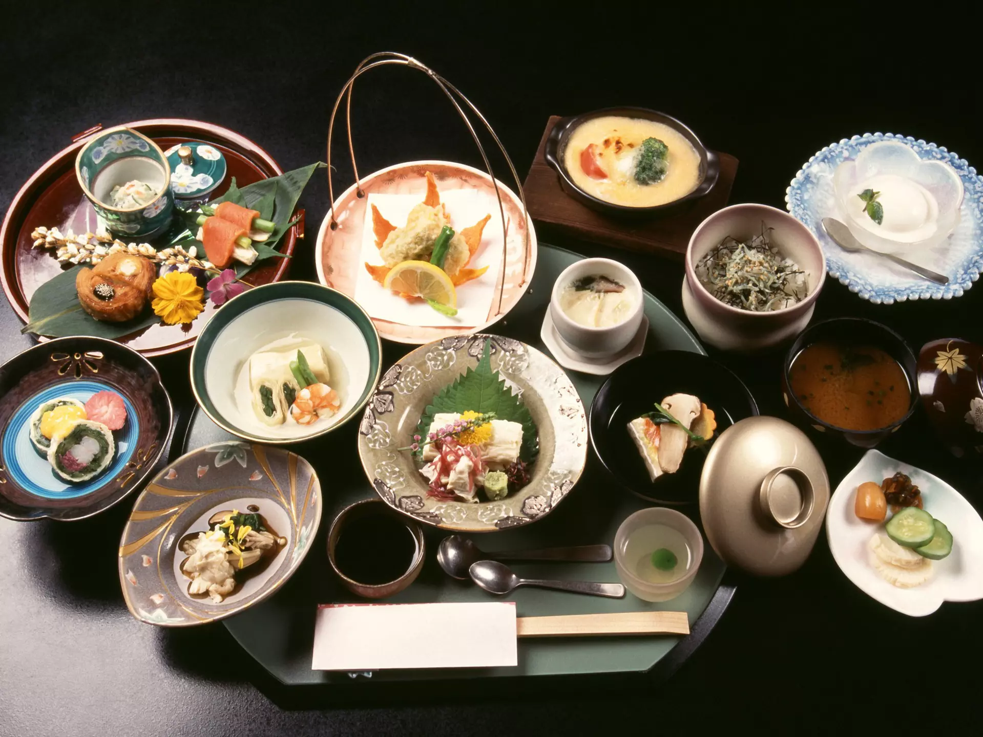 Kaiseki ryōri is a haute cuisine, multi-course dining experience. KPG_Payless / Shutterstock