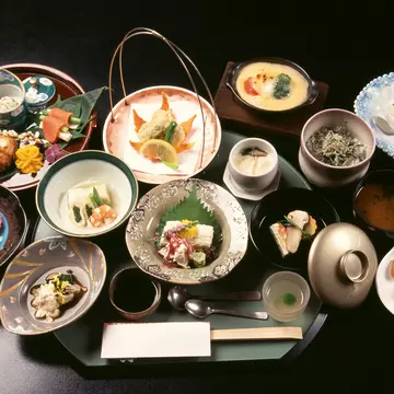 Kaiseki ryōri is a haute cuisine, multi-course dining experience. KPG_Payless / Shutterstock