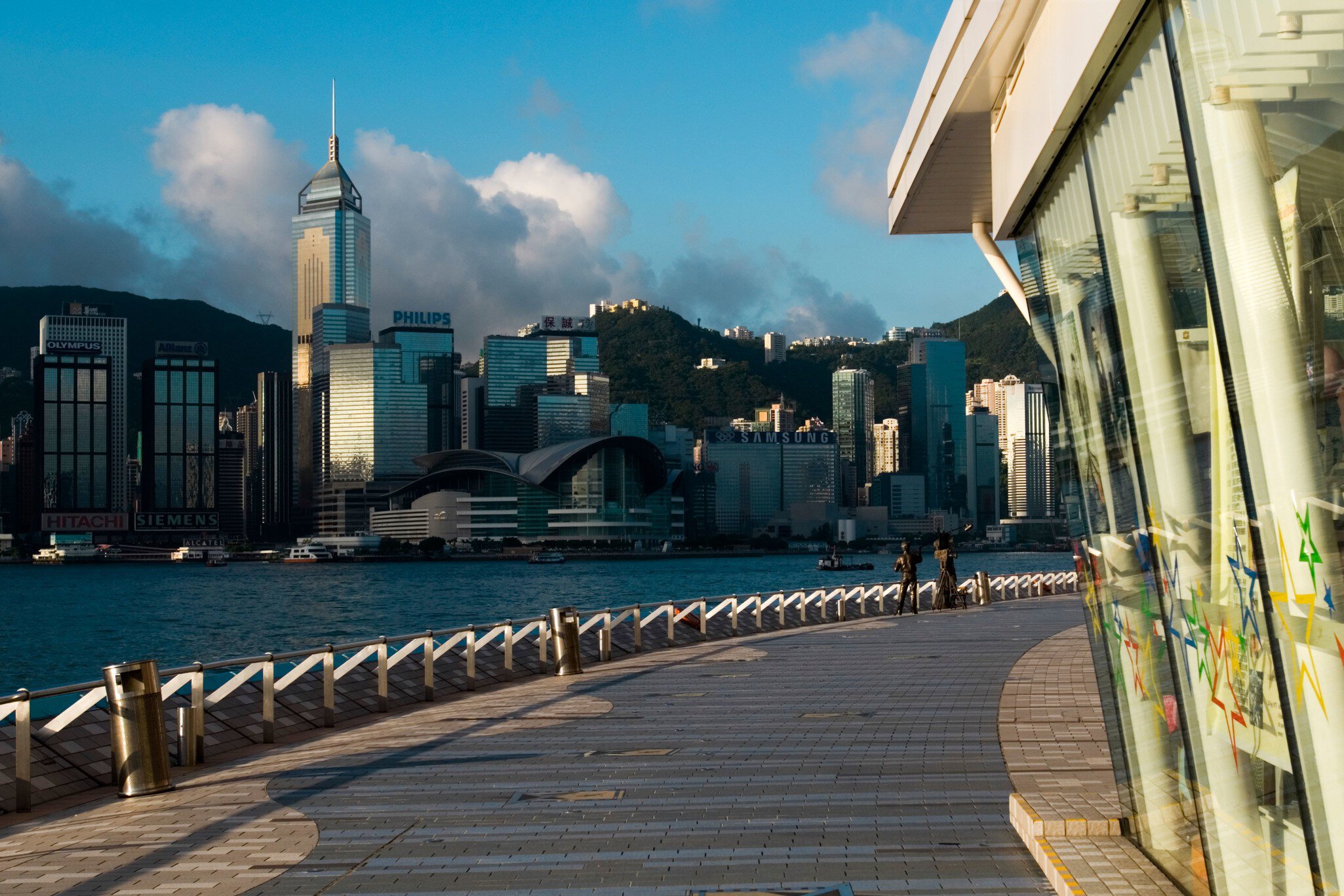 A2B54X Early morning on the Tsim Sha Tsui Promenade, Kowloon, Hong Kong, China
A2B54X
Hong, Kong, promenade, Tsim, Sha, Tsui, Kowloon, skyline, Island, Promenade, Avenue, of, Stars, China, Victoria, Harbour, Special, Administrative, Region, Peoples, Peoples, Republic, SAR, PRC, Asia, travel, tourism, tour, tourist, vacation, holiday, destination, attraction, landmark, heritage, architect, architecture, orient, oriental, dawn, early, morning, harbor, Convention, and, Exhibition, Central, Plaza, finance, business, early, morning, Eastern, Far, East, film, films, movie, movies
Early morning on the Tsim Sha Tsui Promenade, Kowloon, Hong Kong, China. 

Uploaded for use on the LP APP