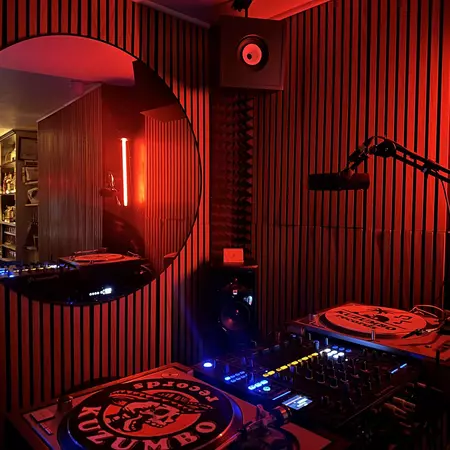 listen to a live radio set at nearby Hi-Note © Hi-Note