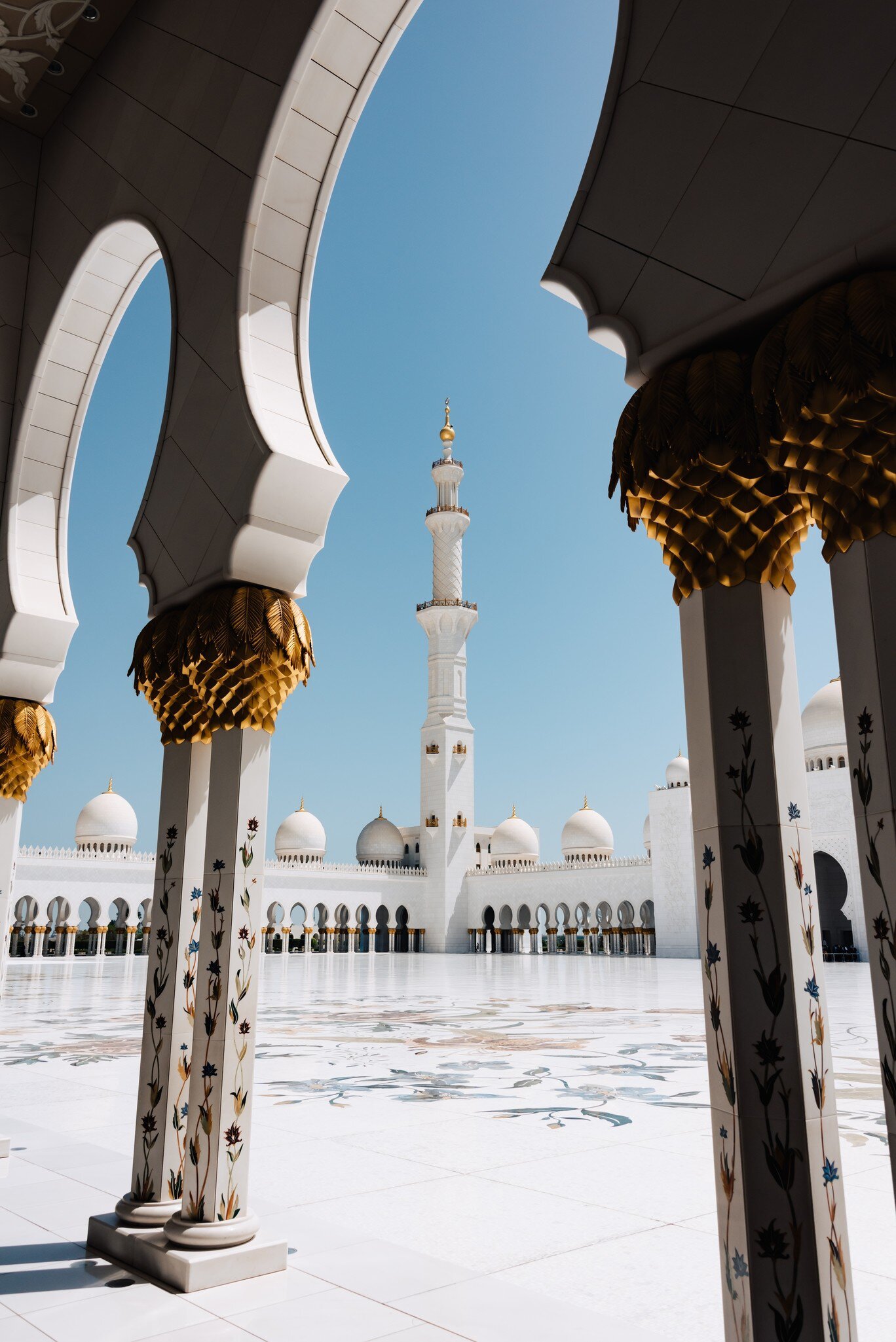 Inner courtyard, Sheikh Zayed Grand Mosque, Abu Dhabi, UAE, License Type: media, Download Time: 2026-05-19T20:23:29.000Z, User: rhylton_redventures, Editorial: false, purchase_order: 65050 - Digital Destinations and Articles, job: Lonely Planet, client: wip, other: Rhianydd Hylton