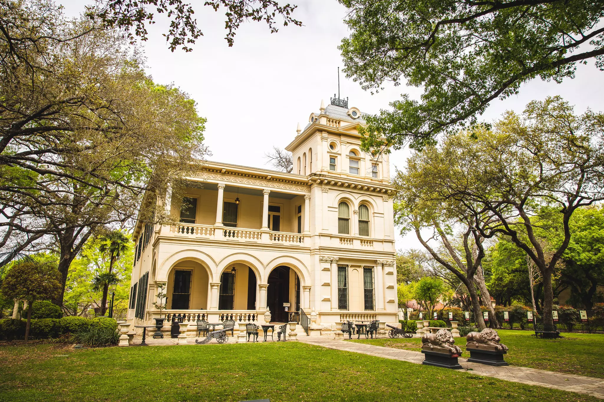The Villa Finale is an 1876 restored home artfully decorated with period antiques © Benjamin Yanto / Lonely Planet