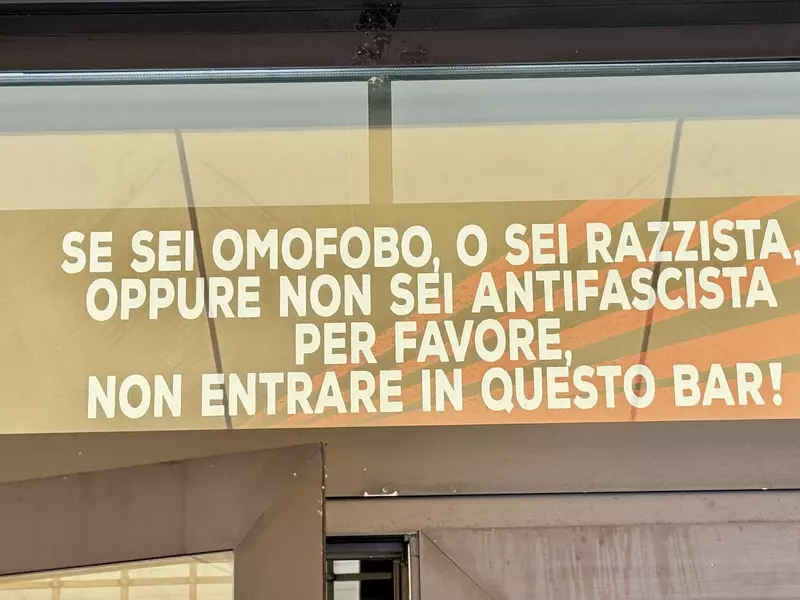 Italian writing on a light green sign